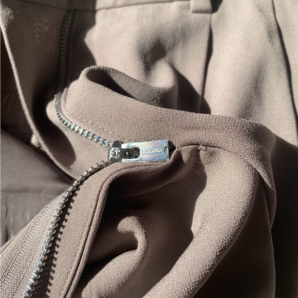 Aritzia Babaton 3" Pleated Mini Short, Felted Taupe, Summer 24, NWT, Sz 4 - Picture 6 of 16